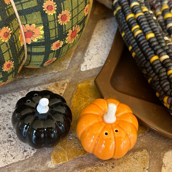 Pumpkin Salt and Pepper Shakers - Picture 5 of 6